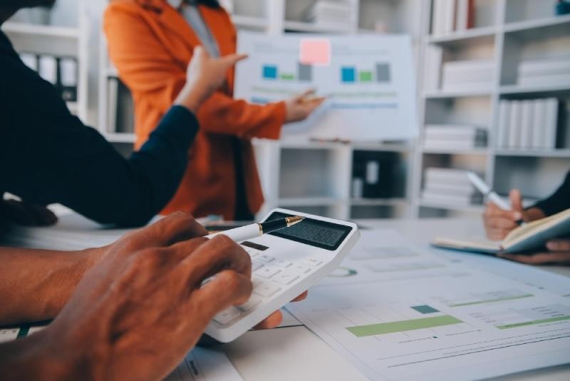 Invoice-factoring-and-a-merchant-cash-advance